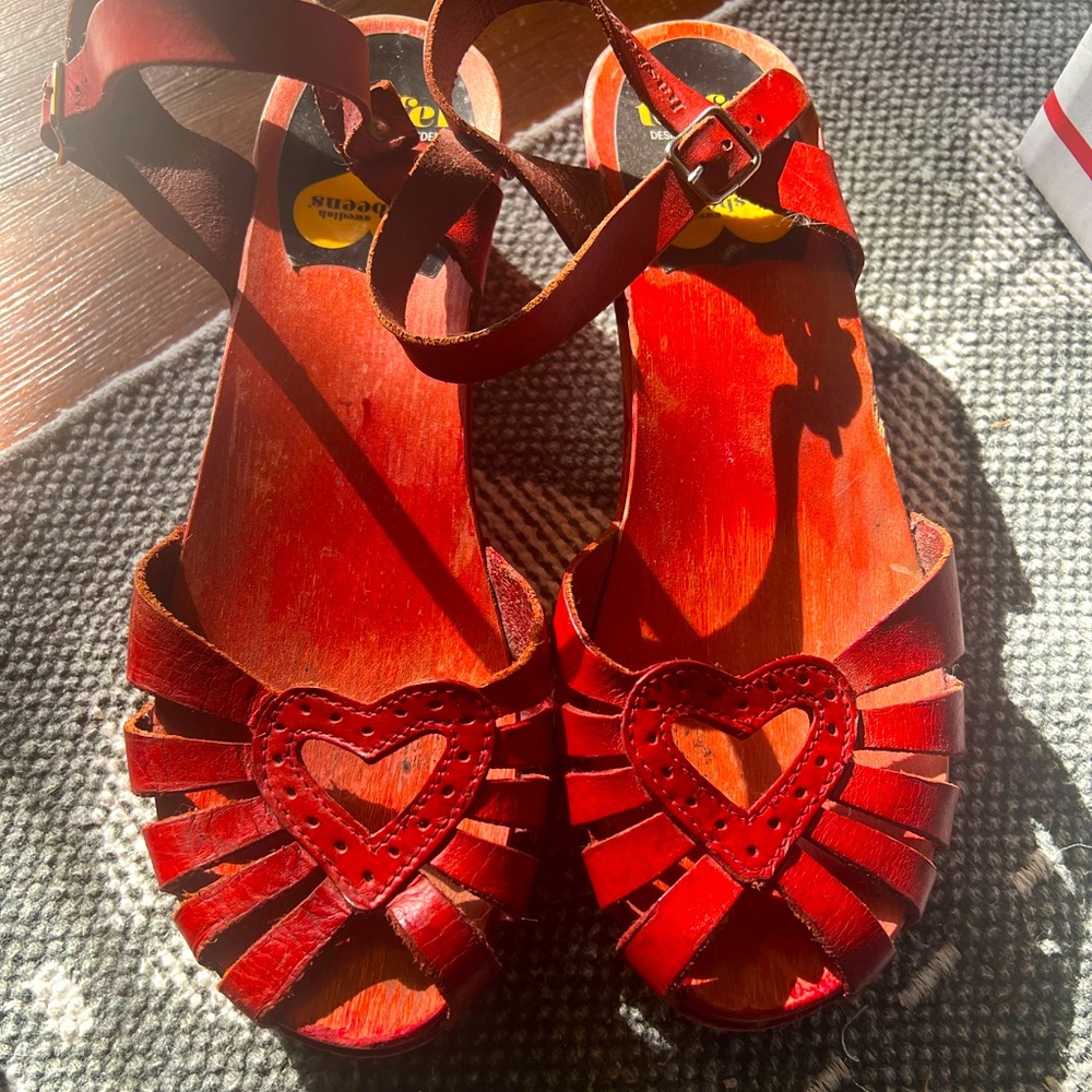 Vintage Swedish hasbeens Toffel radiant heart shoes. Size 39 wooden footbed